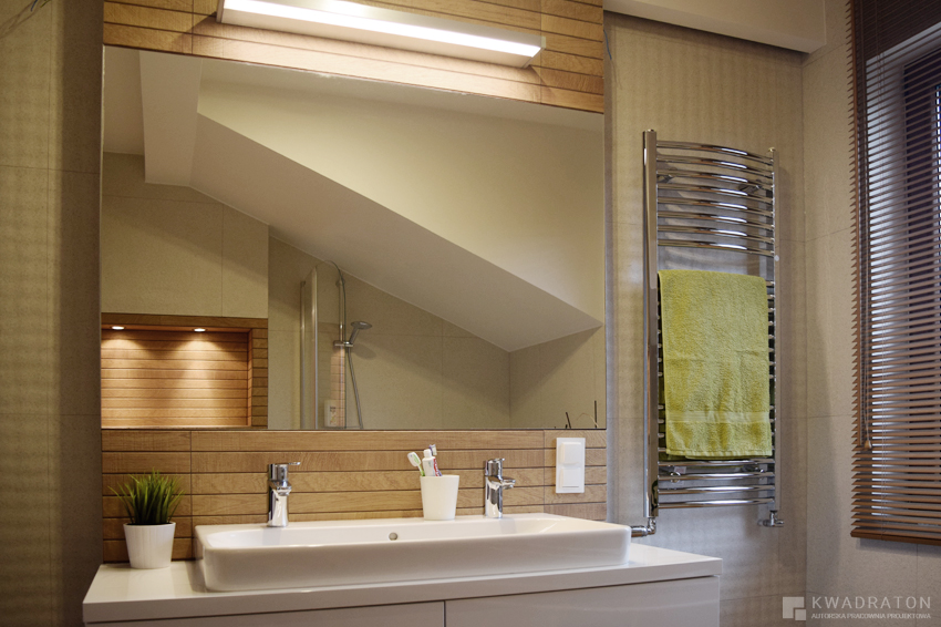 kwadraton-lazienka-ze-skosem-roleta-drewniana-w-lazience